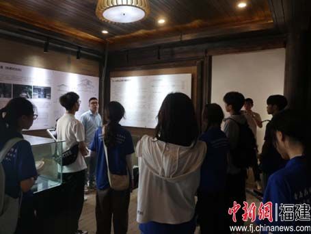 图为实践队员了解古厝生态银行模式