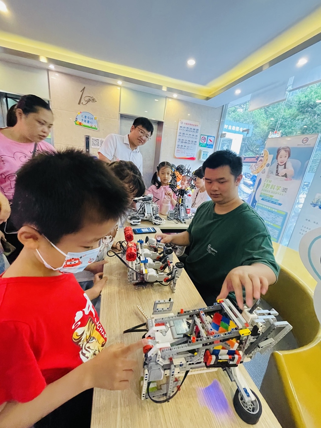 1.全国妇联系统唯一国家级全民数字素养与技能培训基地——福建省妇女儿童活动中心举办“学科学·筑未来”科技科普教育实践活动。