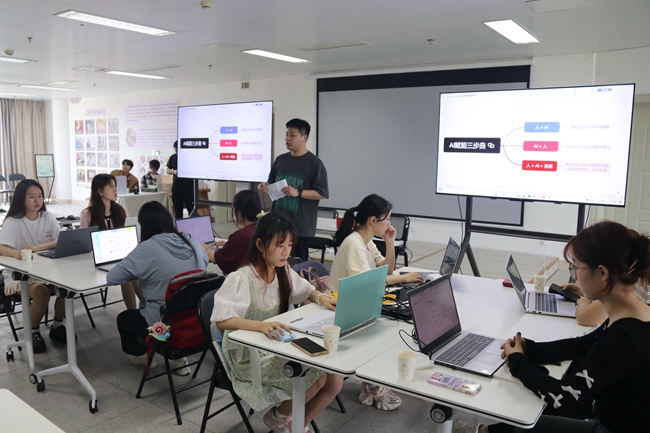 4.福州市海峡女性就业创业服务中心为女大学生们演示“有福之知识库”的应用。