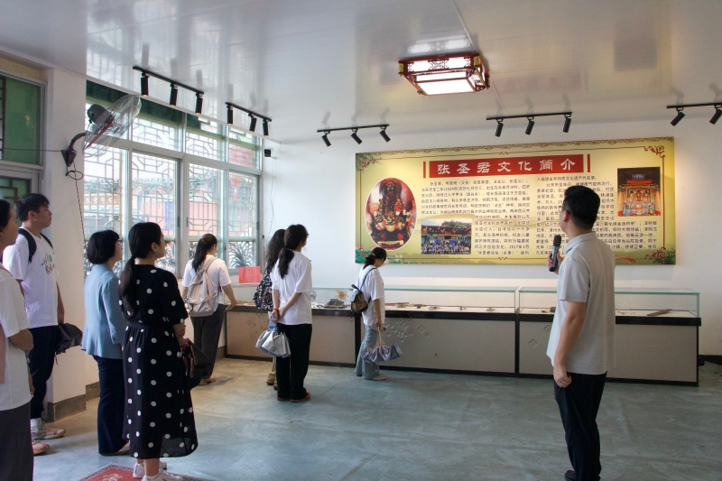 实践队师生在永泰县方壶岩张圣君母殿调研