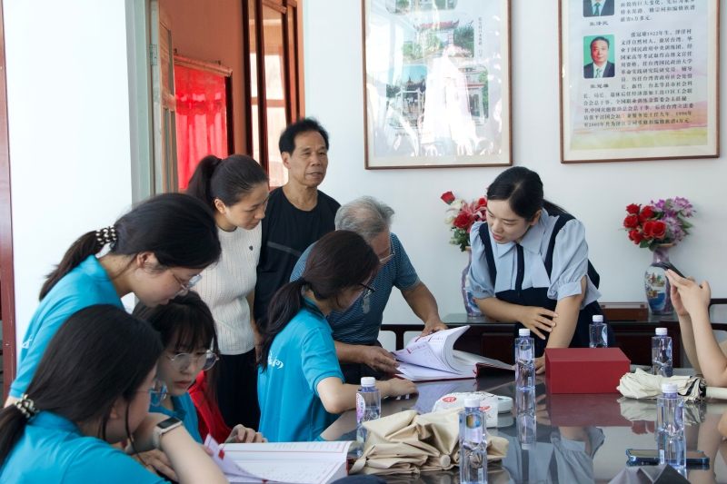 实践队师生在闽侯县泽江张氏宗祠查阅张氏族谱