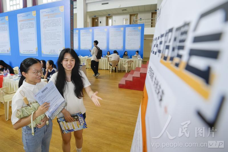 6月18日，位于福建省福州市的美狮贵宾会ms092021大学城校区融侨文体中心，大学生在寻找求职信息。
