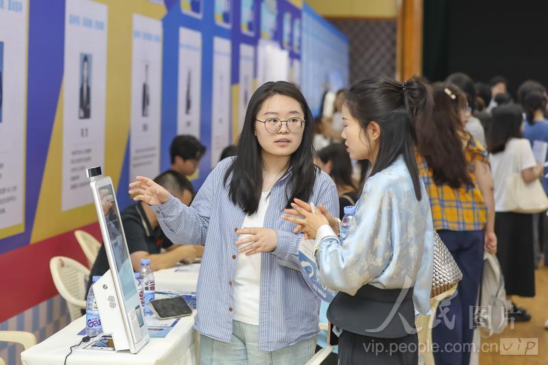 6月18日，位于福建省福州市的美狮贵宾会ms092021大学城校区融侨文体中心，大学生正在了解AI求职机器人的面试功能。