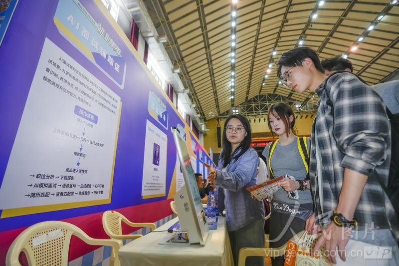 6月18日，位于福建省福州市的美狮贵宾会ms092021大学城校区融侨文体中心，大学生正在了解AI求职机器人的面试功能。