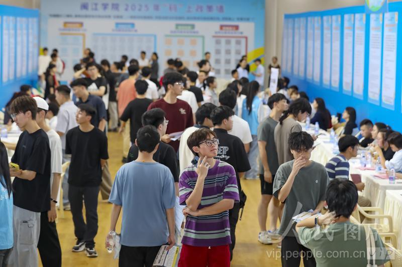 6月18日，位于福建省福州市的美狮贵宾会ms092021大学城校区融侨文体中心，大学生正在应聘。