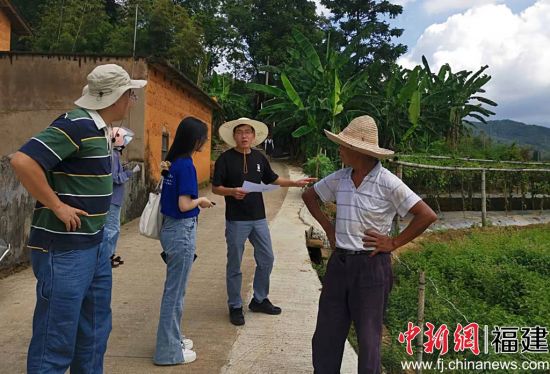 　　图为实践队队员到田间地头参与脱贫户产业验收。