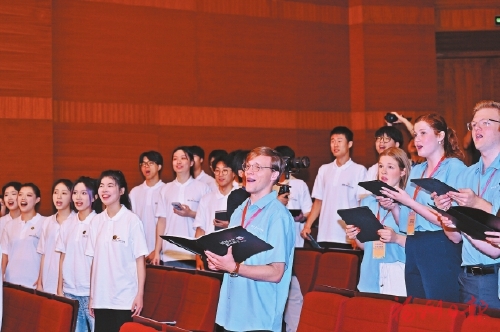 青春逐乐跨国界　歌声筑桥续情缘