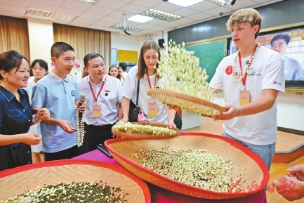 青春逐乐跨国界　歌声筑桥续情缘