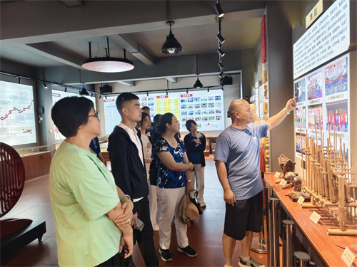 参观“长龙侨场侨胞之家”。赵镇卿 摄.jpg