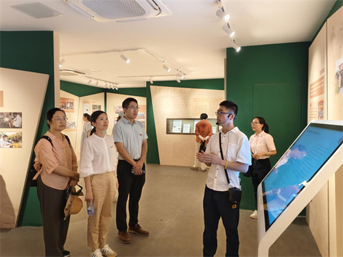 参观双拥共建展示馆。赵镇卿 摄.jpg