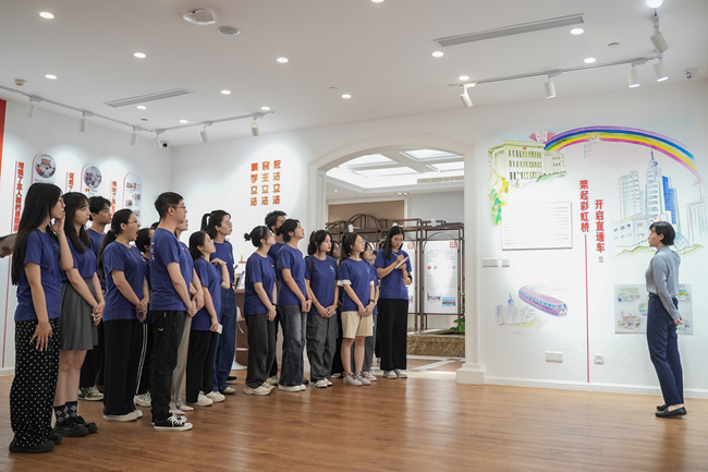 上海市长宁区虹桥街道人大工委主任黄维鸿为实践队师生介绍基层立法联系点情况。