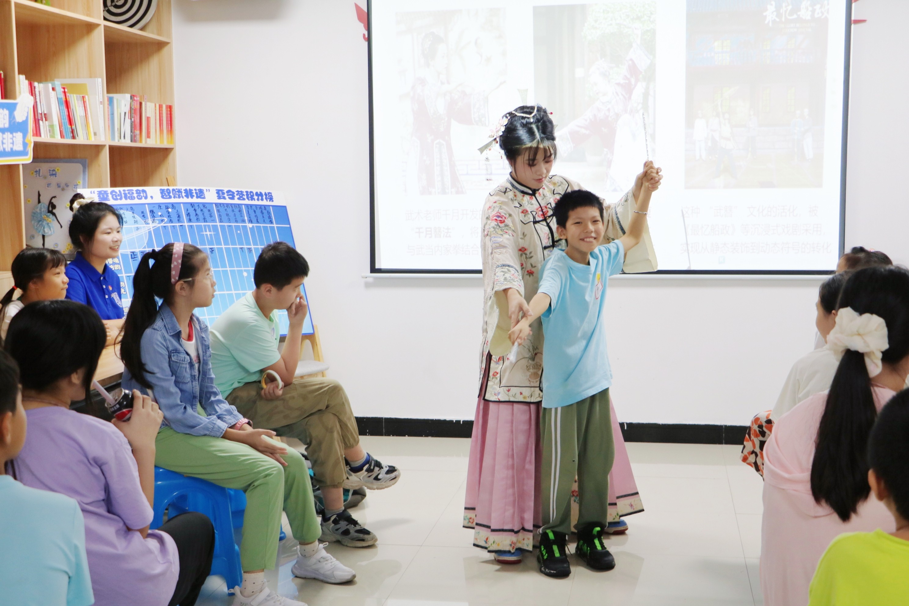 图3为实践队员授课过程(放在第四段后).jpg 美狮贵宾会ms092021实践队赴福州市柳河社区开展AI赋能福州非遗文化夏令营