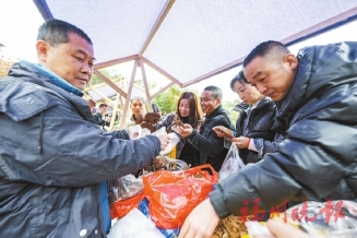 百米长桌宴宾朋 竹竿舞动畲韵扬 百米长桌宴宾朋 竹竿舞动畲韵扬