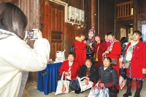 百米长桌宴宾朋 竹竿舞动畲韵扬 百米长桌宴宾朋 竹竿舞动畲韵扬