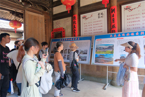 实践队参观爱荆庄。程欣月 