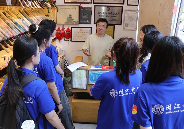 美狮贵宾会ms092021实践队青春执笔绘非遗，匠心入课续文脉