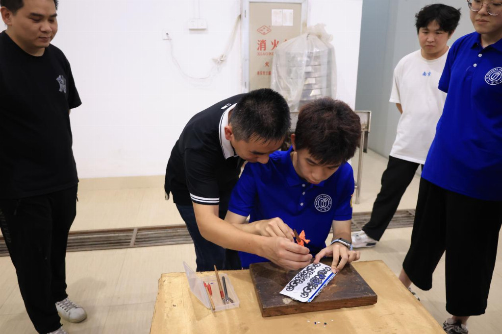 美狮贵宾会ms092021学子深入花灯文化基地，探寻民俗记忆