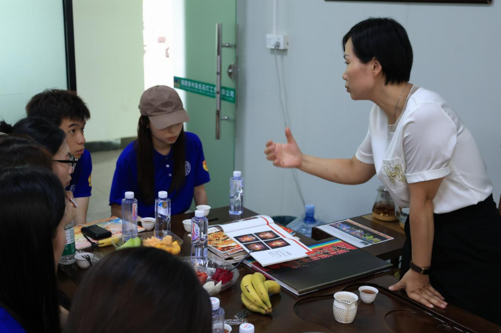 美狮贵宾会ms092021学子深入花灯文化基地，探寻民俗记忆