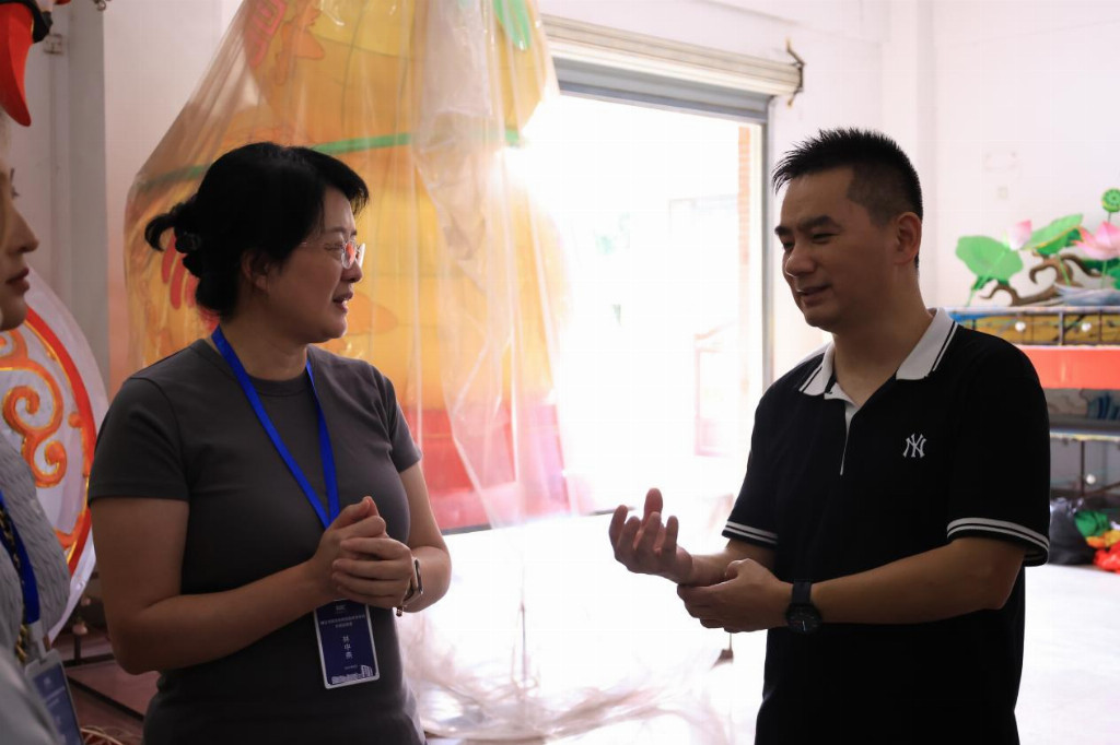 美狮贵宾会ms092021学子深入花灯文化基地，探寻民俗记忆