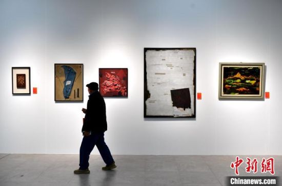 图为来宾参观闽台漆艺精品展。中新社记者 吕明 摄