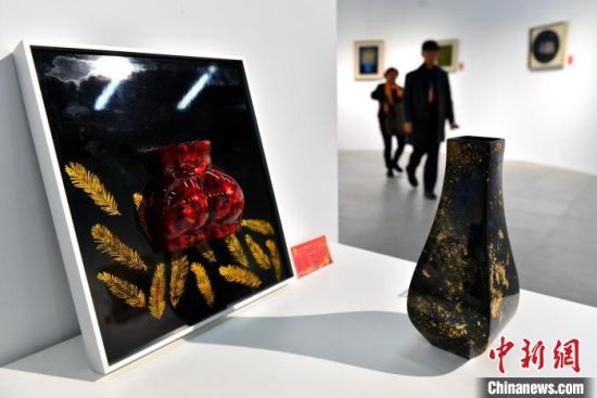 图为来宾参观闽台漆艺精品展。中新社记者 吕明 摄