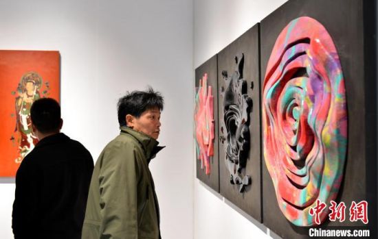 图为来宾参观闽台漆艺精品展。中新社记者 吕明 摄