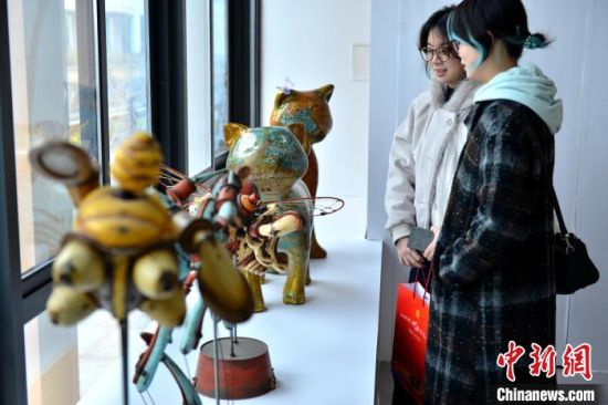 图为来宾参观闽台漆艺精品展。中新社记者 吕明 摄