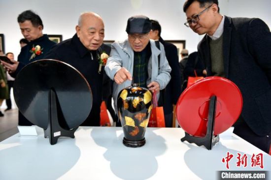 图为来宾参观闽台漆艺精品展。中新社记者 吕明 摄