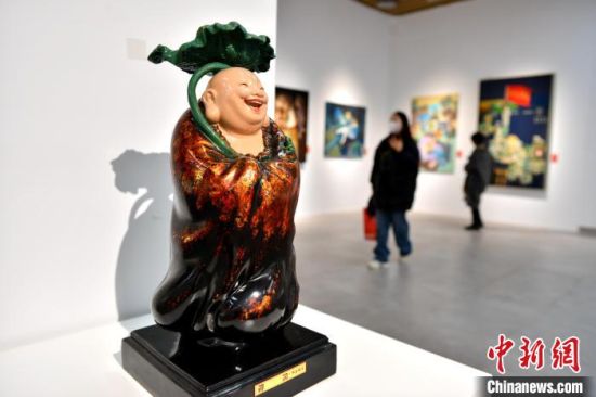 图为来宾参观闽台漆艺精品展。中新社记者 吕明 摄