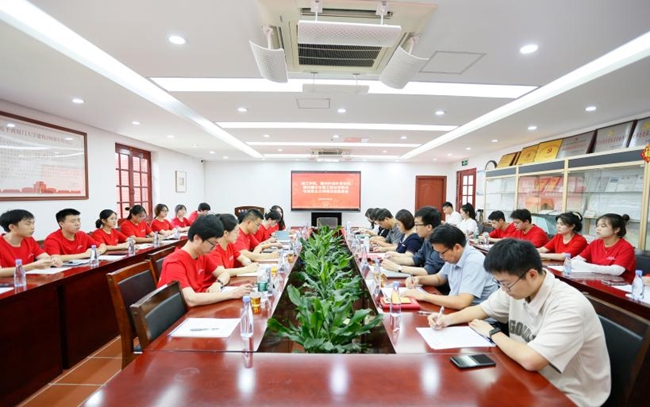 实践队队员与厦门大学马克思主义学院师生座谈