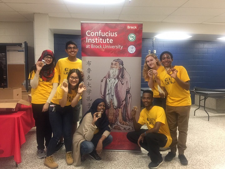 布鲁克大学孔子学院为观众发放免费月饼