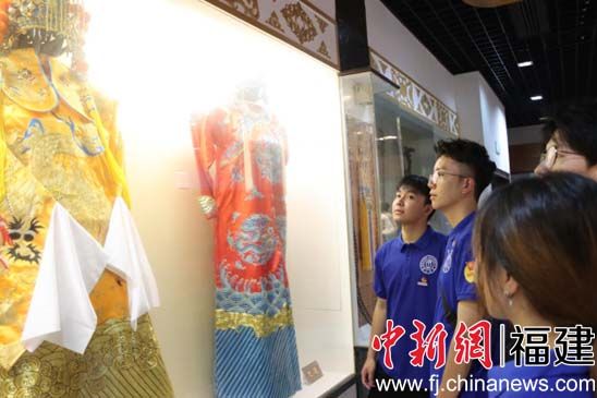 实践队成员们在长乐博物馆参观闽剧服饰 实践队成员们在长乐博物馆参观闽剧服饰