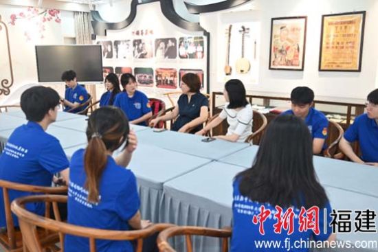 图为实践队成员与专家老师面对面交流 图为实践队成员与专家老师面对面交流