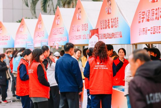 全市30支志愿服务团队组成的现场志愿服务集市，围绕应急救援、信访法治宣传、助残环保等领域开展便民服务