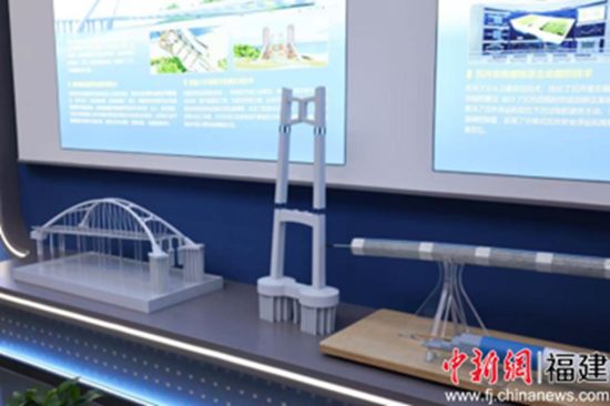 图为厦金大桥两座“门”字造型的索塔 摄影 林佳