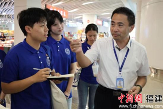 图为五通码头负责人(右一)向成员介绍金门乡亲服务站。 摄影 林佳