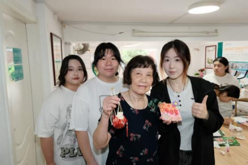 国际数字经济学院：智“汇”助老承暖意 银龄欢颜映山海